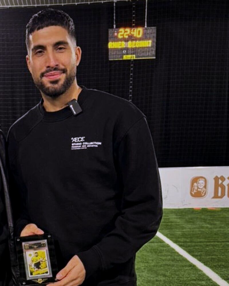 Bundesliga-professionel Emre Can (Borussia Dortmund) med sit samlekort gradet af AP Grading i AP-slabben