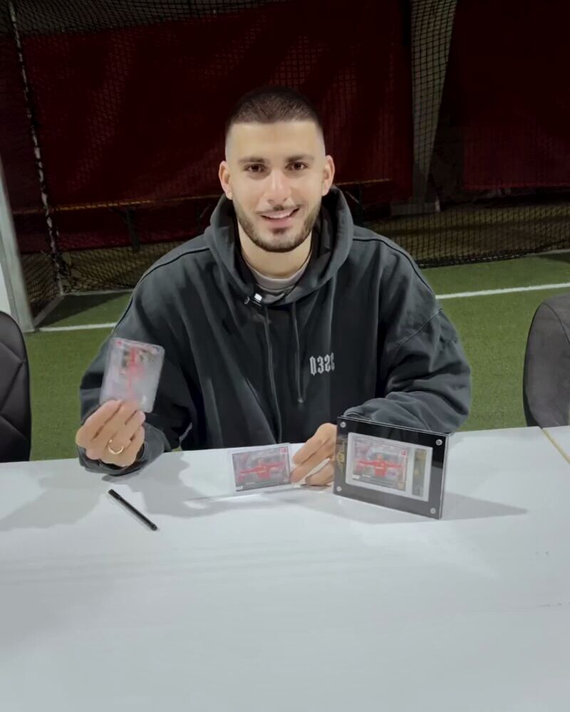 Bundesliga-professionel Deniz Undav (VfB Stuttgart) med sit samlekort gradet af AP Grading i AP-slabben